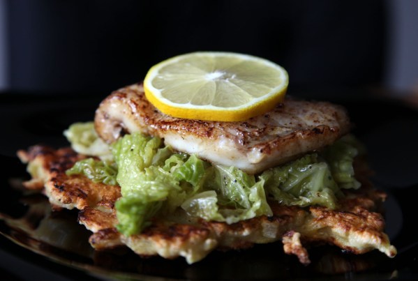 Harcsa tócsnival, káposztával