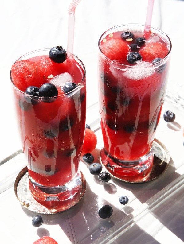 dinnyeital ribizlivel, áfonyával