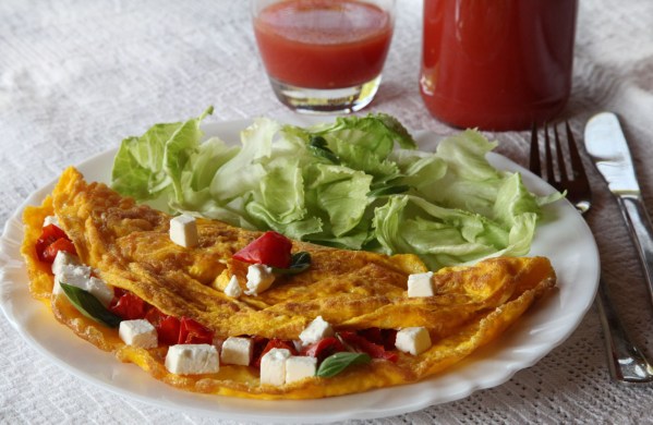 félig szárított paradicsomos, fetás rántotta