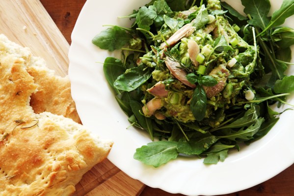 rozmaringos kenyer avokados csirkesali