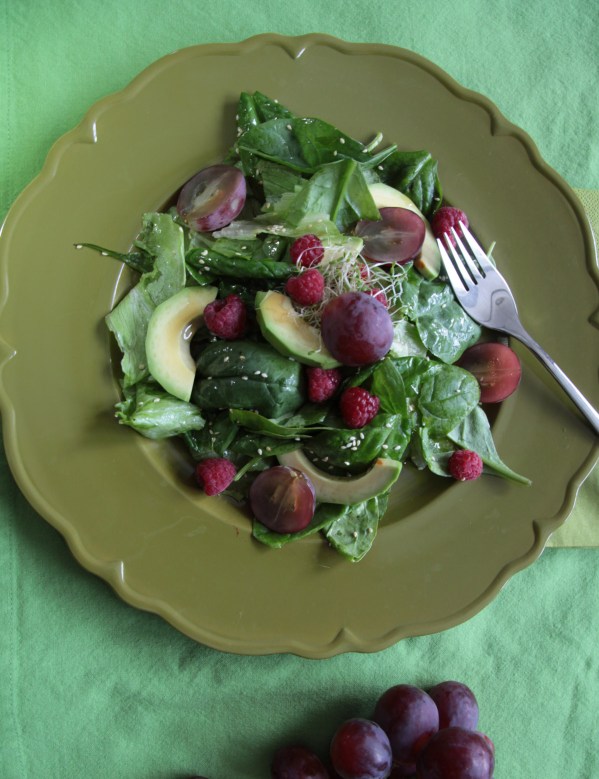 szőlős málnás szezámos spenót saláta 4