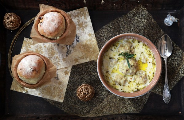 savanyú halgombócleves fetás kenyérrel